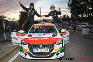 Alejandro Cachón celebra su triunfo en el Rallye de Portugal 2021